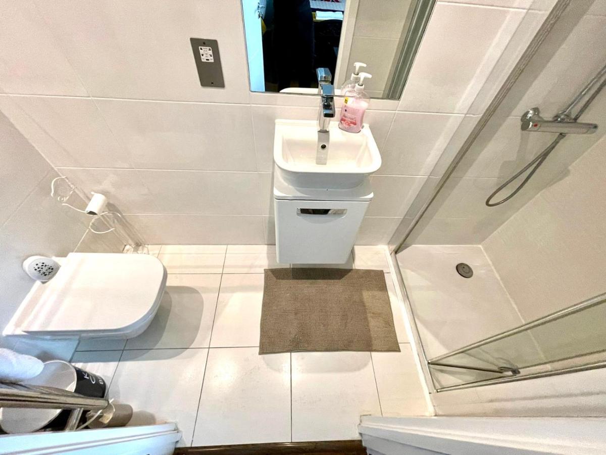 London Stratford Luxury House, 5 Minutes Walk Station, Westfield, 3 Bedrooms 3 Bathrooms, Reception, Garden, Parking Екстер'єр фото
