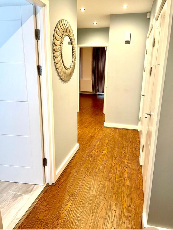 London Stratford Luxury House, 5 Minutes Walk Station, Westfield, 3 Bedrooms 3 Bathrooms, Reception, Garden, Parking Екстер'єр фото