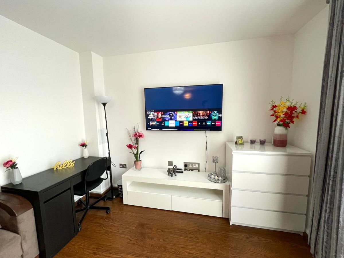 London Stratford Luxury House, 5 Minutes Walk Station, Westfield, 3 Bedrooms 3 Bathrooms, Reception, Garden, Parking Екстер'єр фото