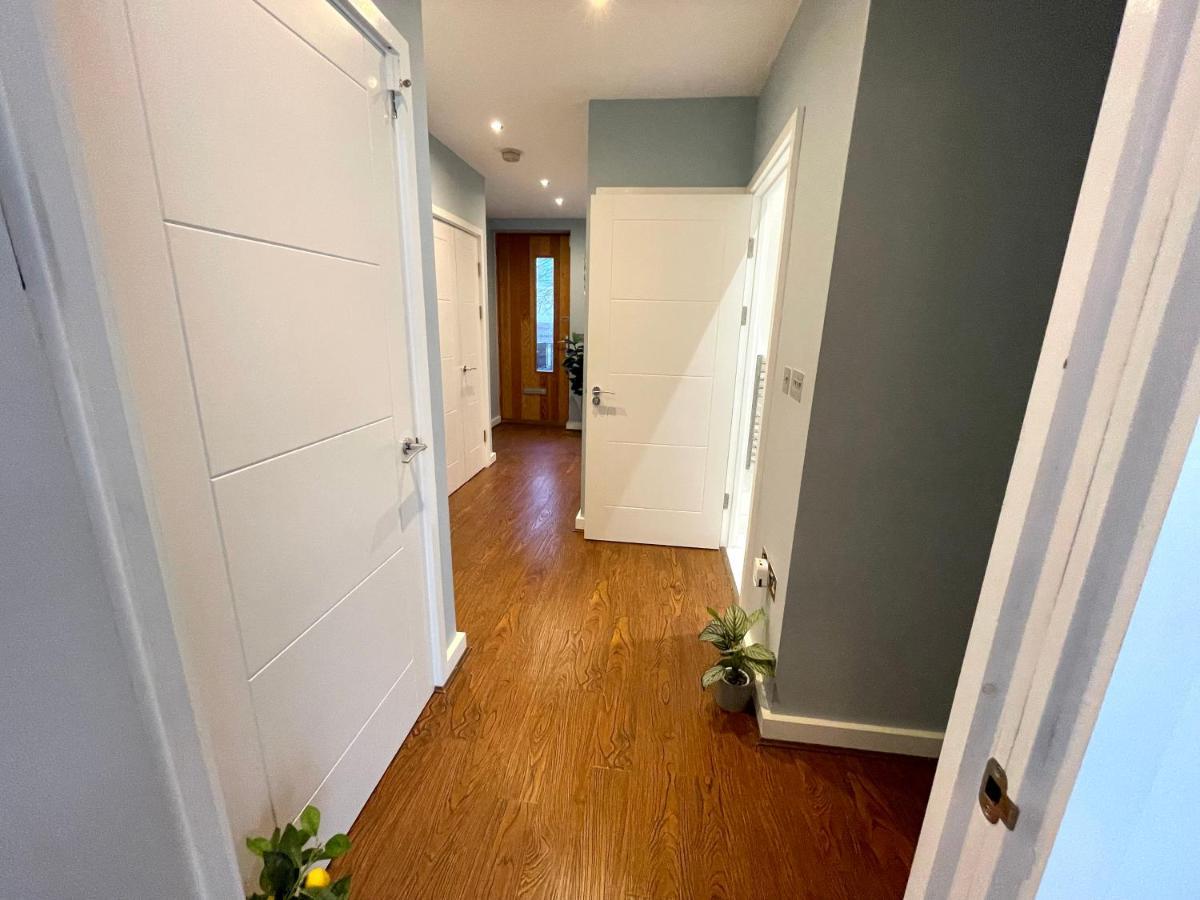 London Stratford Luxury House, 5 Minutes Walk Station, Westfield, 3 Bedrooms 3 Bathrooms, Reception, Garden, Parking Екстер'єр фото