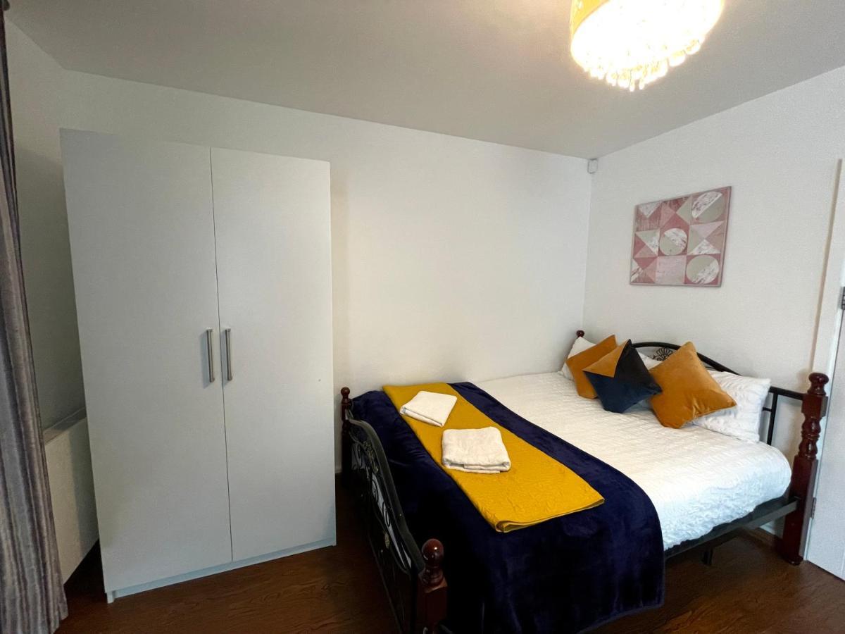 London Stratford Luxury House, 5 Minutes Walk Station, Westfield, 3 Bedrooms 3 Bathrooms, Reception, Garden, Parking Екстер'єр фото