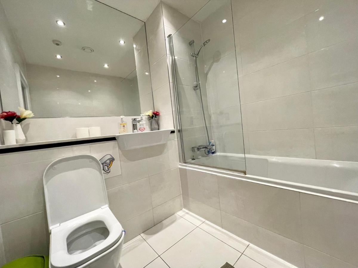 London Stratford Luxury House, 5 Minutes Walk Station, Westfield, 3 Bedrooms 3 Bathrooms, Reception, Garden, Parking Екстер'єр фото