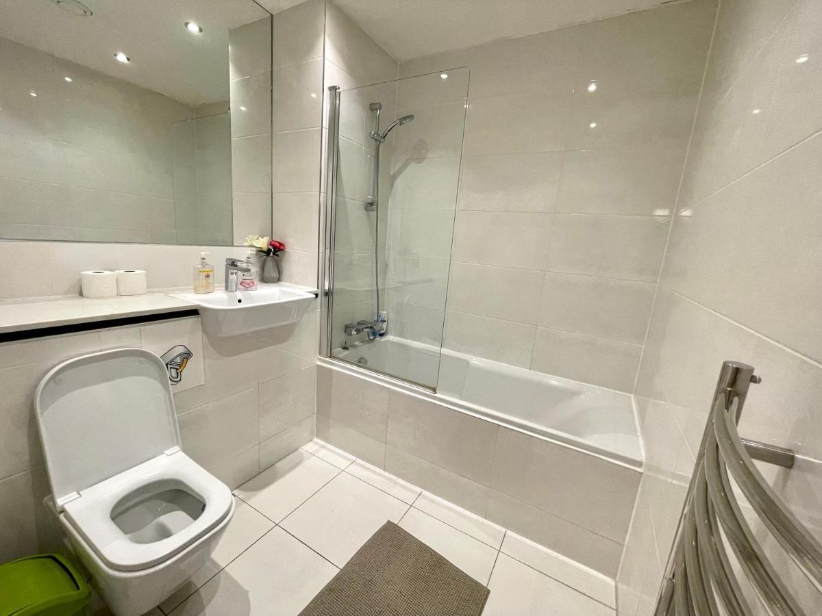 London Stratford Luxury House, 5 Minutes Walk Station, Westfield, 3 Bedrooms 3 Bathrooms, Reception, Garden, Parking Екстер'єр фото