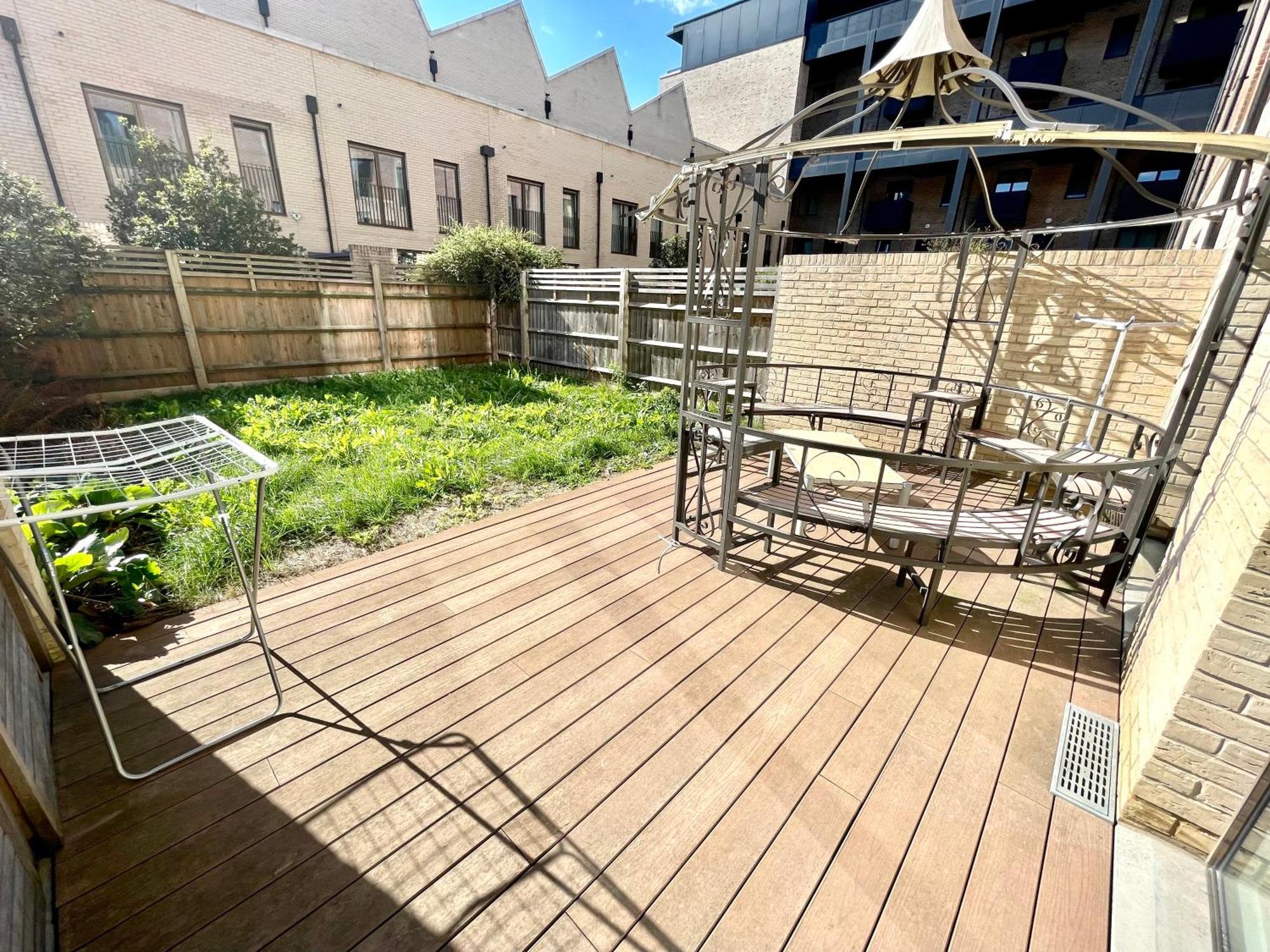 London Stratford Luxury House, 5 Minutes Walk Station, Westfield, 3 Bedrooms 3 Bathrooms, Reception, Garden, Parking Екстер'єр фото